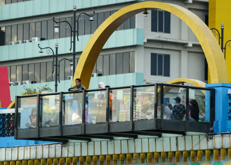 Foto Wisata Jembatan Berendeng Pada Akhir Pekan