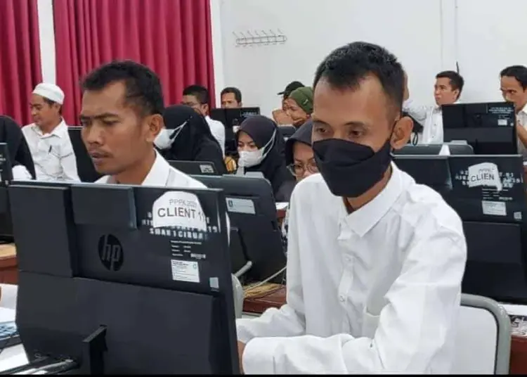 Pelamar Panitia Pemungutan Suara (PPS), mengikuti tes Computer Assisted Test (CAT), yang diselenggarakan oleh Komisi Pemilihan Umum (KPU) Kabupaten Serang. Tes CAT tersebut, dilaksanakan mulai tanggal 9  sampai 13 Januari 2023. (SIDIK/SATELITNEWS.COM)