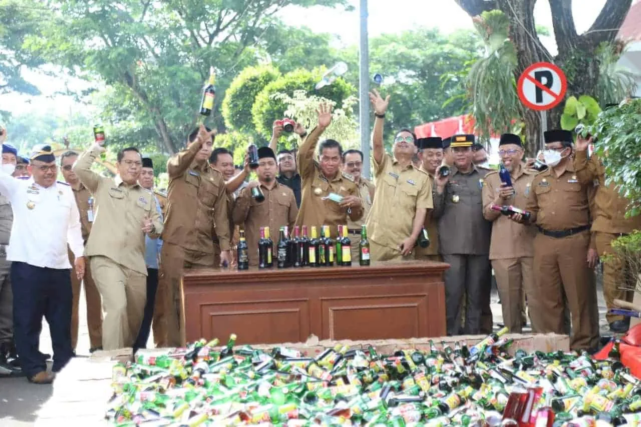 Pemerintah Kota (Pemkot) Serang, memusnahkan sebanyak 4.627 botol Minuman Keras (Miras) berbagai merek dan ukuran, Senin (16/1/2023). (LUTHFI/SATELITNEWS.COM)