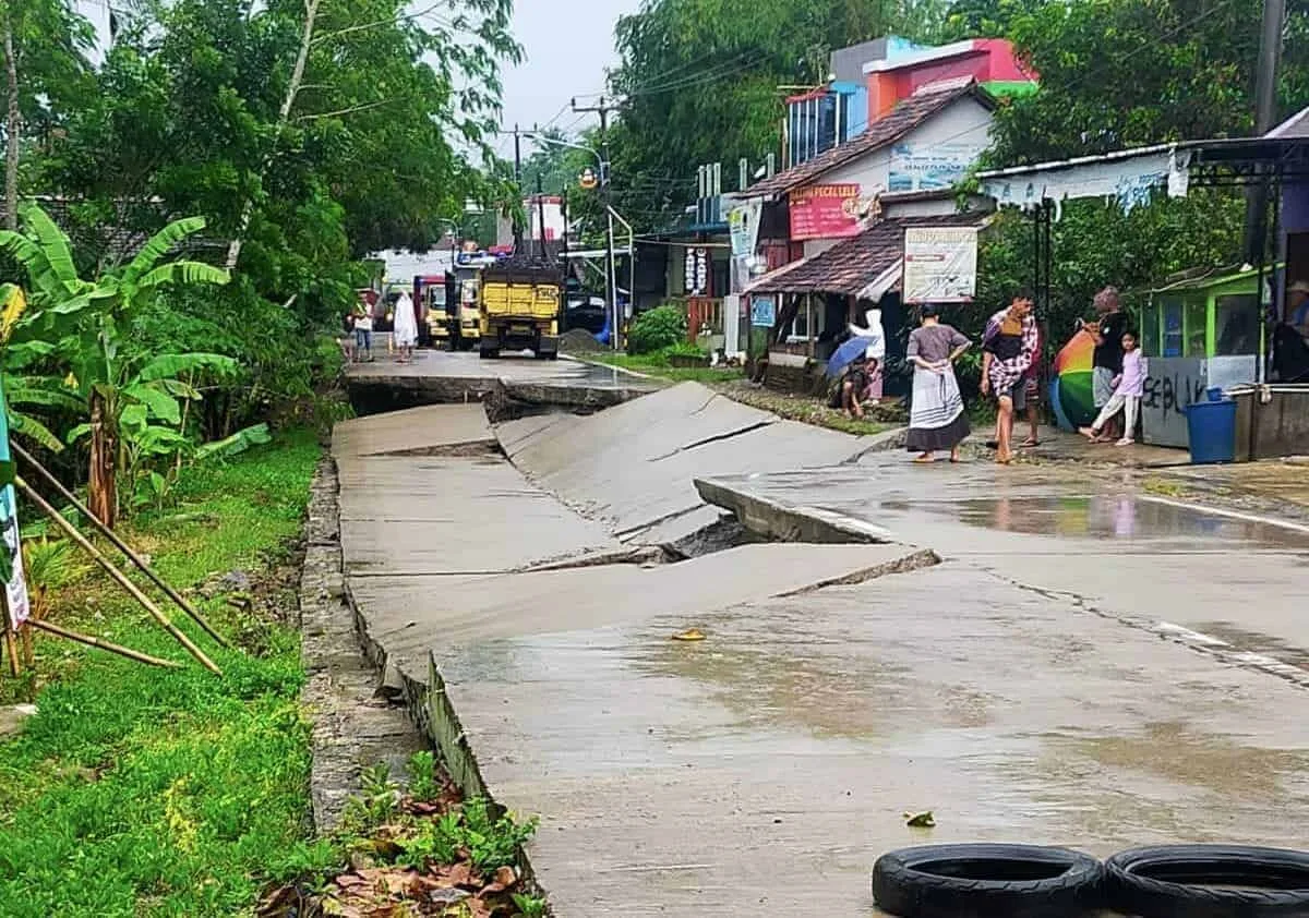 Kondisi Jalan Raya Picung - Munjul tepatnya di Kampung Angsana, Desa Ciodeng, Kecamatan Sindangresmi, Kabupaten Pandeglang rusak parah tergerus longsor, Selasa (3/1/2023), sekitar pukul 06.36 WIB. (ISTIMEWA)