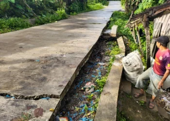 Kondisi jalan beton Kadupaeh – Kaduronyok, di Kampung Garung, Desa Pasireurih, Kecamatan Cisata, Kabupaten Pandeglang, ambles. (ISTIMEWA)