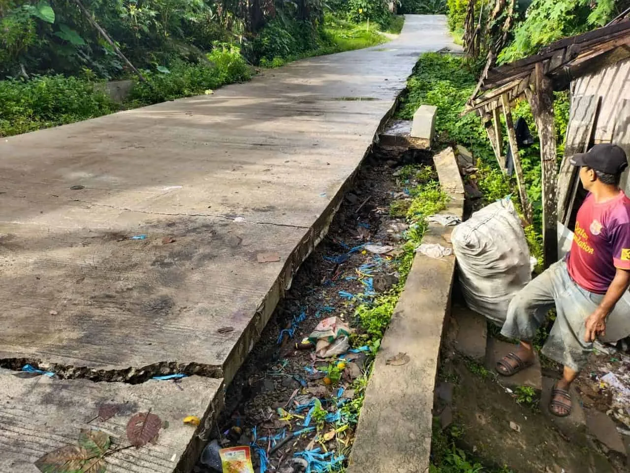 Kondisi jalan beton Kadupaeh – Kaduronyok, di Kampung Garung, Desa Pasireurih, Kecamatan Cisata, Kabupaten Pandeglang, ambles. (ISTIMEWA)