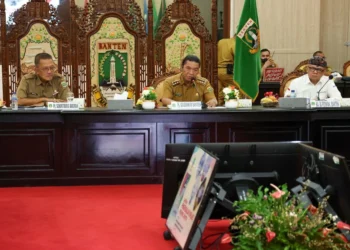 Pj Gubernur Banten Al Muktabar dan jajarannya, mengelar Rakor virtual dengan Mendagri, di Aula Pendopo Gubernur Banten, Senin (9/1/2023). (LUTHFI/SATELITNEWS.COM)