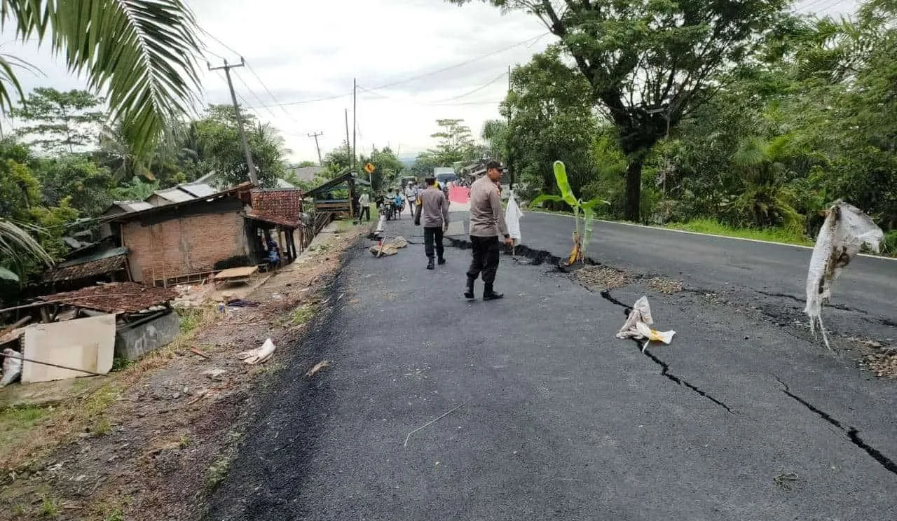 Kondisi Jalan Raya Cikeusik – Binuangen, Kabupaten Pandeglang, amblas, Sabtu (31/12/2022) lalu. (ISTIMEWA)