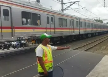 Tragis, Terlalu Fokus dengan Ponsel, Tukang Ojek di Poris Tewas Tertabrak KRL