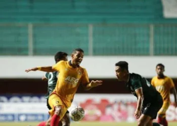 Pemain Persik Kediri berduel pada putaran pertama BRI Liga 1 2022 /2023. (IST)