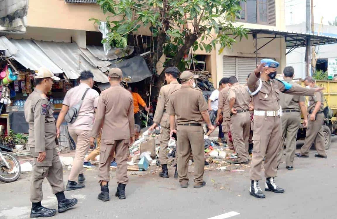 Berjualan di Trotoar, PKL di Jalan Kisamaun dan MT Haryono Ditertibkan