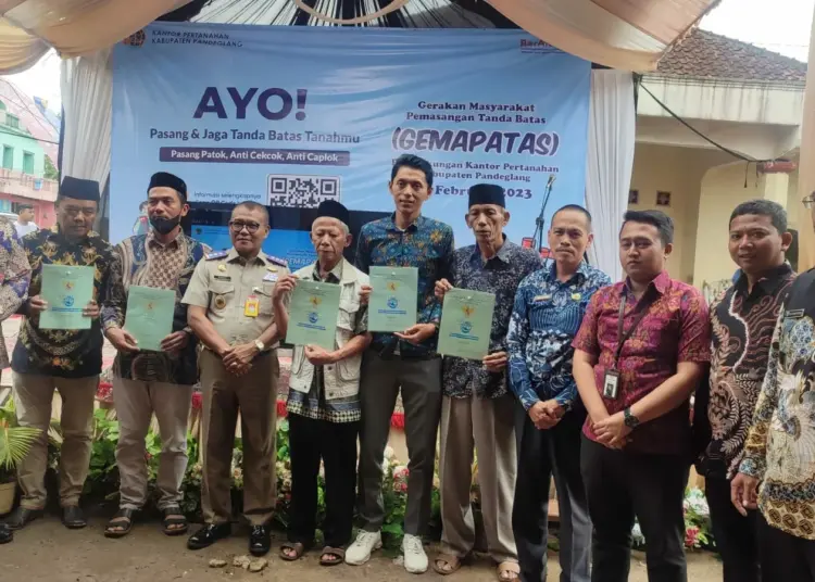 Pihak BPN Pandeglang, foto bersama dengan berbagai pihak, usai acara sosialisasi PTSL di halaman Kantor Desa Margasana, Kecamatan Pagelaran, Kabupaten Pandeglang, Jumat (3/2/2023). (ISTIMEWA)