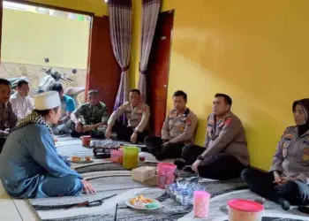 SILATURAHMI–Kapolres Serang AKBP Yudha Satria, bersilaturahmi dengan pengasuh Pondok Pesantren (Ponpes) Tebuireng di Kecamatan Petir, Kabupaten Serang, Jumat (3/2/2023). (ISTIMEWA)