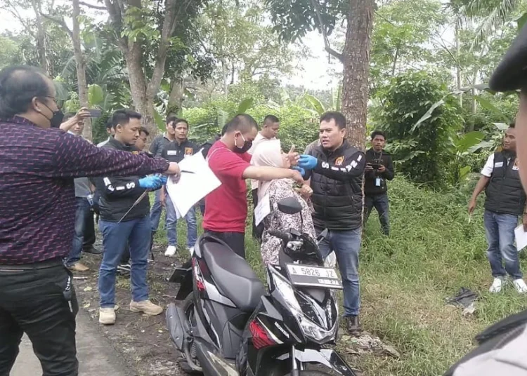 Tim Polres Pandeglang, melakukan rekonstruksi kasus pembunuhan terhadap seorang gadis yang dilakukan mantan pacarnya, menggunakan kloset bekas, beberapa waktu lalu. (DOKUMEN/SATELITNEWS.COM)