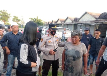 TEMUAN MAYAT–Jajaran kepolisian, mendatangi lokasi penemuan mayat di Pasar Tambak. (ISTIMEWA)