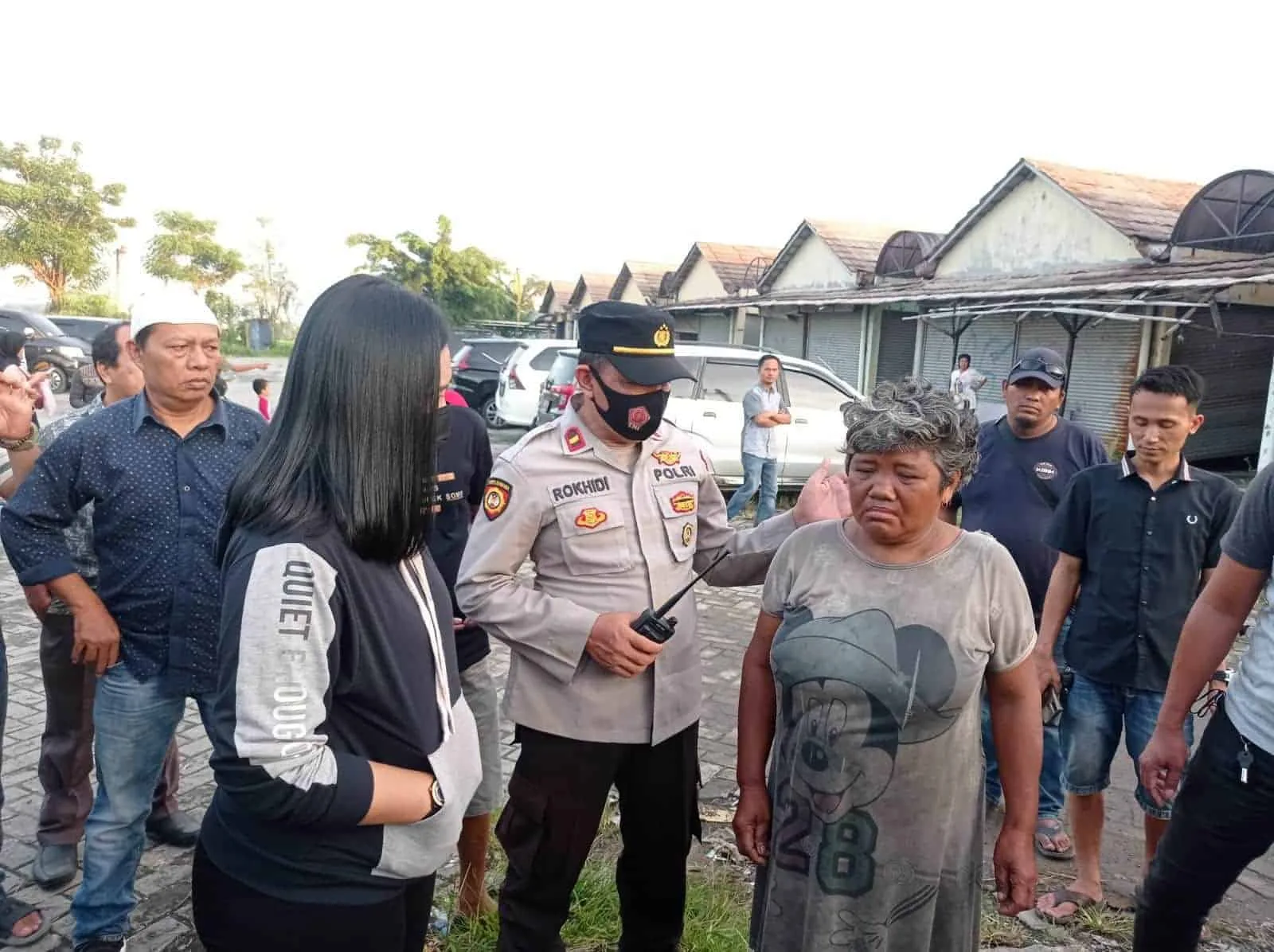 TEMUAN MAYAT–Jajaran kepolisian, mendatangi lokasi penemuan mayat di Pasar Tambak. (ISTIMEWA)