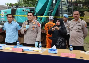 DIBEKUK–Pelaku penambang ilegal di wilayah Kecamatan Kopo, Kabupaten Serang, W (49), akhirnya ditangkap anggota Satuan Reserse Kriminal (Satreskrim) Polres Serang, Rabu (22/2/2023), di tempat persembunyiannya, di Ciomas, Kabupaten Serang. (ISTIMEWA)