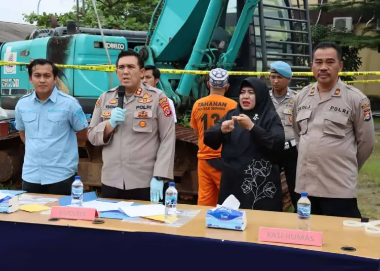 DIBEKUK–Pelaku penambang ilegal di wilayah Kecamatan Kopo, Kabupaten Serang, W (49), akhirnya ditangkap anggota Satuan Reserse Kriminal (Satreskrim) Polres Serang, Rabu (22/2/2023), di tempat persembunyiannya, di Ciomas, Kabupaten Serang. (ISTIMEWA)