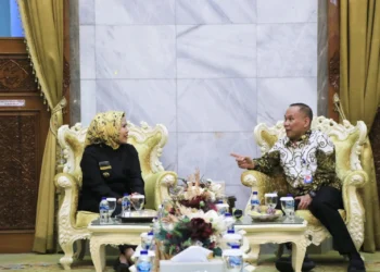 Bupati Serang Ratu Tatu Chasanah, berbincang dengan Kepala Perwakilan BPKP Provinsi Banten, Farid Firman, Rabu (8/2/2023). (ISTIMEWA)