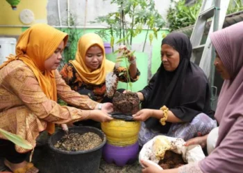 Kreatif, IKM Kekars Neglasari Ubah Galon Bekas Jadi Pot