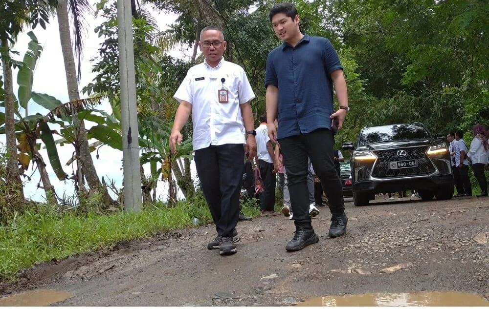 TINJAU LOKASI–Kepala DPUPR Pandeglang Asep Rahmat (kiri), bersama anggota DPR RI Rizki Natakusumah (kanan), meninjau lokasi jalan yang segera dibangun, Rabu (22/2/2023) lalu. (DOKUMEN/SATELIT NEWS)