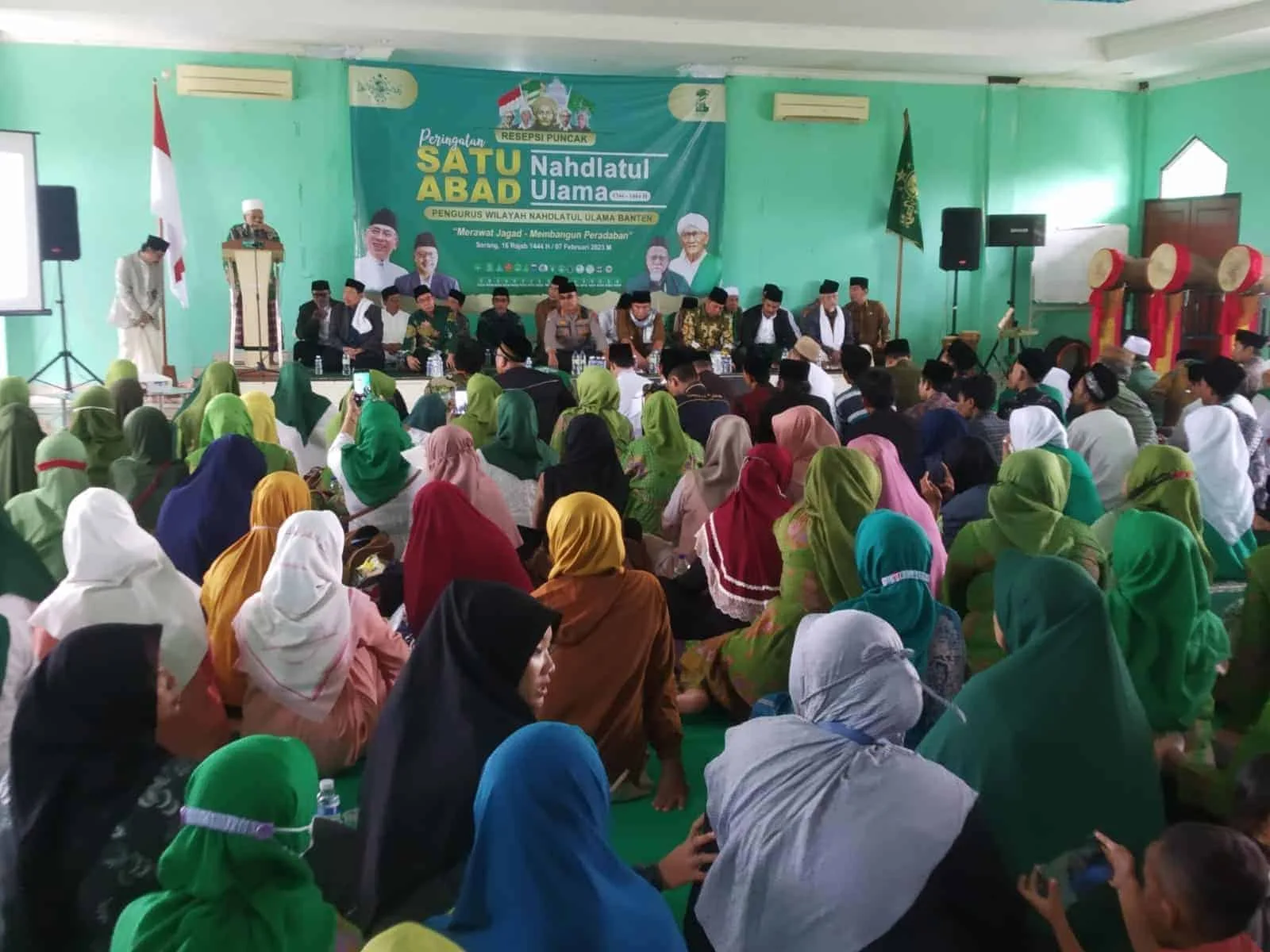 SATU ABAD NU–Puncak Peringatan Perayaan Satu Abad Nahdlatul Ulama (NU), yang dipusatkan di Sidoarjo secara hybrid dari Kantor PWNU Provinsi Banten di Kemang, Kecamatan Cipocok Jaya, Kota Serang, Selasa (7/2/2023). (ISTIMEWA)