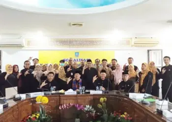 Sekda dan jajaran Disdukcapil Kabupaten Serang, foto bersama, usai melakukan soslisasi mengenai data kependudukan. (ISTIMEWA)