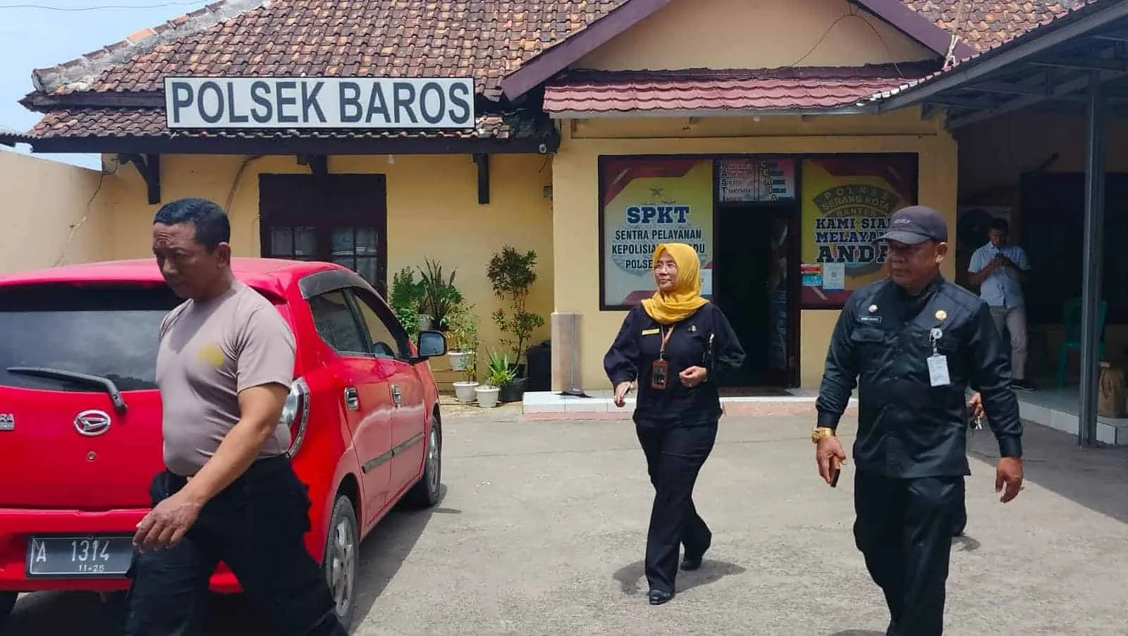 MAPOLSEK BAROS–Mapolsek Baros yang berlokasi tepat di dekat Pasar Baros, akan direlokasi dekat kantor Kecamatan setempat. Hal itu dilakukan, lantaran lahan eks Mapolsek tersebut akan digunakan untuk lahan parkir pasar, Selasa (7/2/2023). (SIDIK/SATELITNEWS.COM)