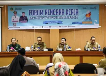 RAPAT KERJA–Kepala Dispar Provinsi Banten Al Hamidi (kedua dari kiri), saat mengikuti Rapat Rencana Kerja Dinas Pariwisata Provinsi Banten Tahun 2023, di Aula Dispar, Kota Serang. (ISTIMEWA)