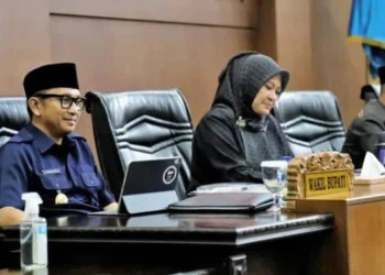 RAPAT PARIPURNA–DPRD Pandeglang gelar rapat paripurna tentang usulan 2 Raperda Bupati Pandeglang, diruang paripurna DPRD setempat, Kamis (16/2/2023). Setelah disetujui, kemudian DPRD membentuk Pansus untuk mengintensifkan pembahasannya. (MARDIANA/SATELITNEWS.COM)