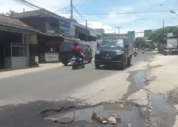 Ruas jalan Cikole – Cipacung, Kecamatan Majasari, Kabupaten Pandeglang, dipenuhi lubang, Minggu(25/2/2023). (ISTIMEWA)