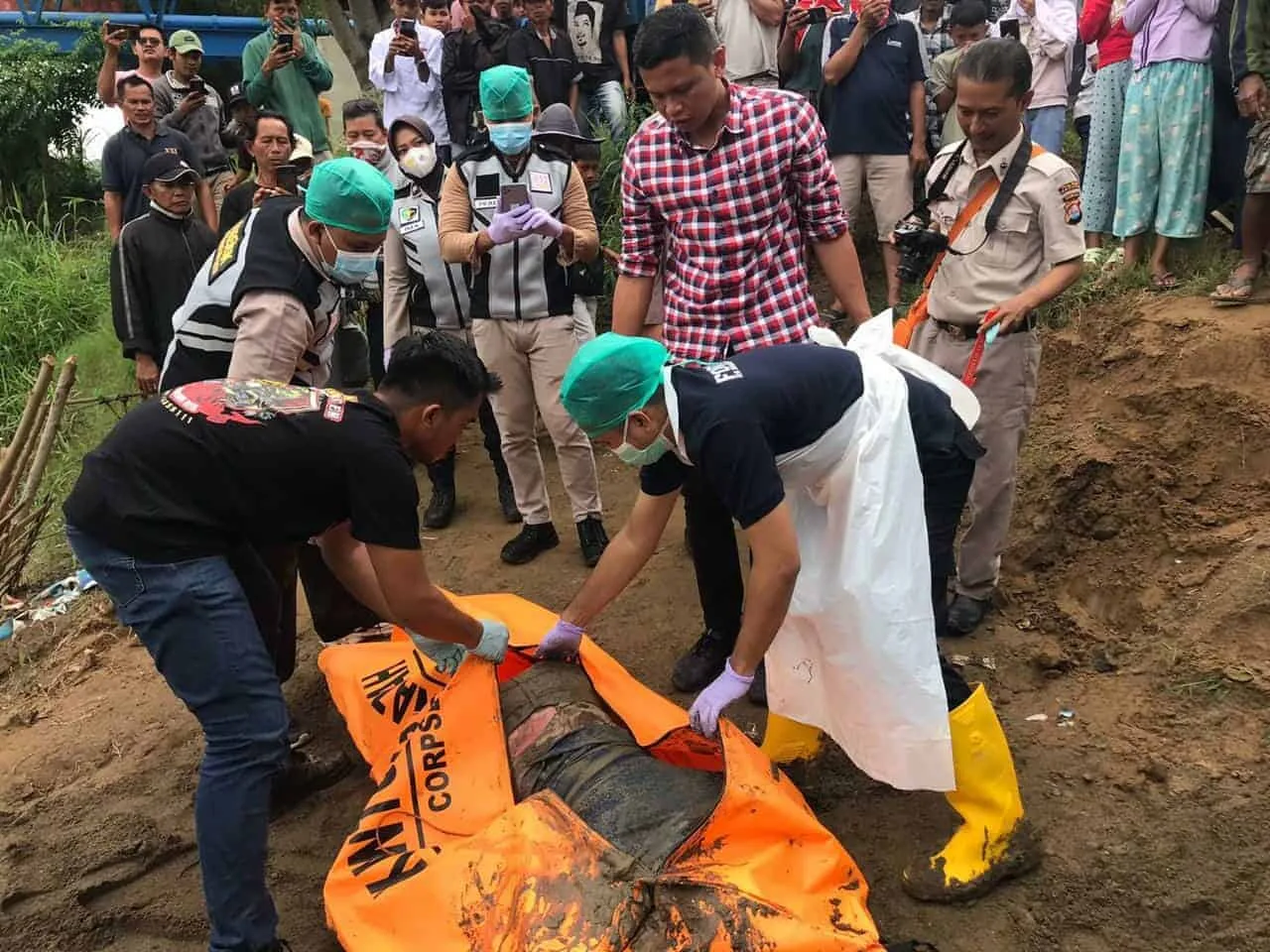 Petugas kepolisian mengevakuasi korban bunuh diri, Kamis (2/2/2023). (ISTIMEWA)