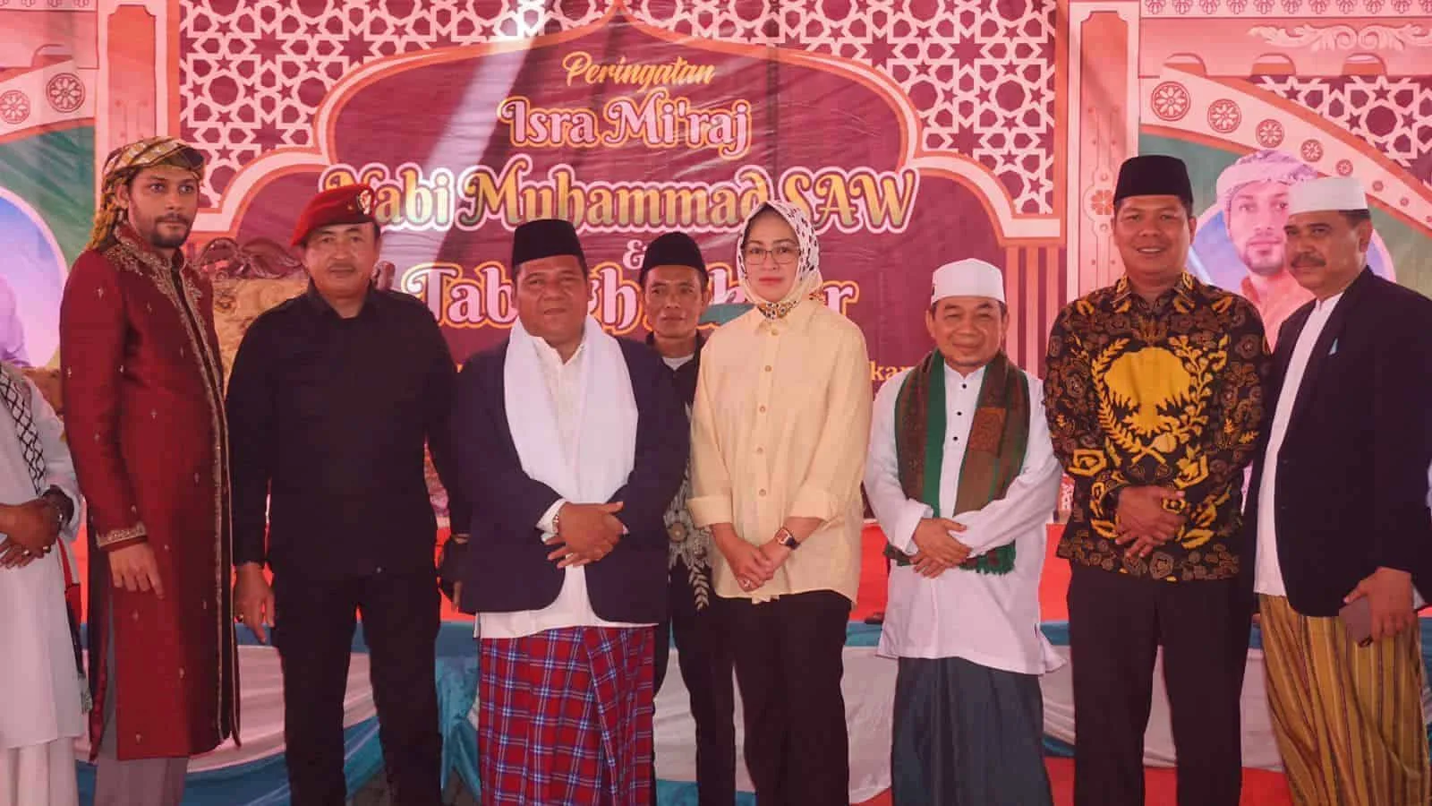 PERINGATAN ISRA MI'RAJ: Airin Rachmi Diany bersama Jazuli Juwaini saat menghadiri acara peringatan Isra Mi'raj di Lebak Wangi, Kabupaten Serang, Rabu (15/2/2023). (ISTIMEWA)