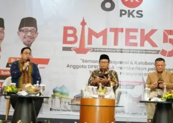 BIMTEK: Anggota Bawaslu Puadi (kiri) memberikan bimtek kepada anggota DPRD dari PKS di Jakarta, Jumat (17/2/2023). (ISTIMEWA)