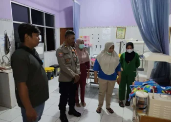 PENEMUAN BAYI: Situasi di Puskesmas Cikuya, Kecamatan Solear terlihat bayi laki-laki yang ditemukan di Stasiun Tigaraksa telah mendapatkan perawatan, Rabu (22/2). (ISTIMEWA)