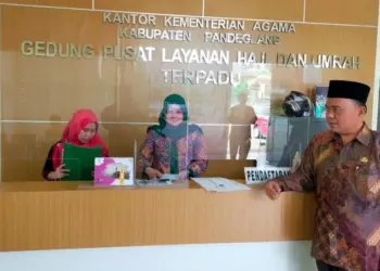 PANTAU PELAYANAN–Kasi PHU Kantor Kemenag Kabupaten Pandeglang, Agus Salim, sedang memantau ruang pelayanan Kantor Kemenag Pandeglang, beberapa waktu lalu. (DOKUMEN/SATELITNEWS.COM)