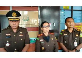 Kepala Kejari Pandeglang, Helena Octaviane (tengah), didampingi jajarannya saat diwawancara wartawan di kantor Kejari Pandeglang, Senin (20/2/2023). (NIPAL SUTIANA/SATELITNEWS.COM)