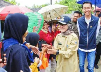 Serempat Abad Jalan Rusak Akhirnya Baru Diperbaiki, Warga Lebak Gelar Bancakan Nasi Liwet