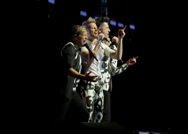 Foto Aksi Panggung Westlife Saat Konser di ICE BSD