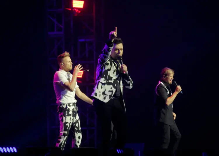 Foto Aksi Panggung Westlife Saat Konser di ICE BSD