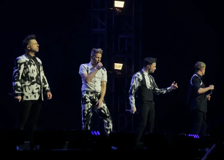 Foto Aksi Panggung Westlife Saat Konser di ICE BSD