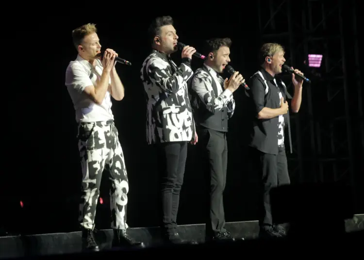 Foto Aksi Panggung Westlife Saat Konser di ICE BSD