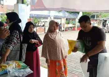 Bazar Murah di Karang Tengah, Paket Sembako Diburu Warga