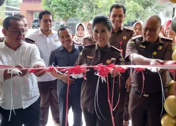 GUNTING PITA: Kepala Kejaksaan Negeri (Kejari) Kabupaten Tangerang, Nova Elida Saragih meresmikan gedung Pelayanan Terpadu Satu Pintu (PTSP), Media Center, Ruang Konsultasi Penyidik, Konsultasi Umum dan Ruang Pelayanan Tilang, Rabu (22/2/2023). (ISTIMEWA)