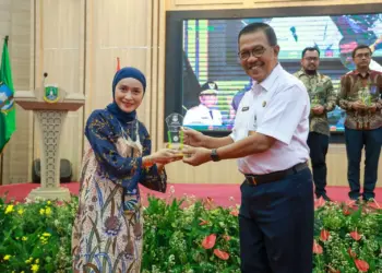 RAIH PENGHARGAAN–Sejumlah perusahaan di Provinsi Banten raih penghargaan K3, di Pendopo Gubernur Banten, Kota Serang, Rabu (22/2/2023). (LUTHFI/SATELITNEWS.COM)