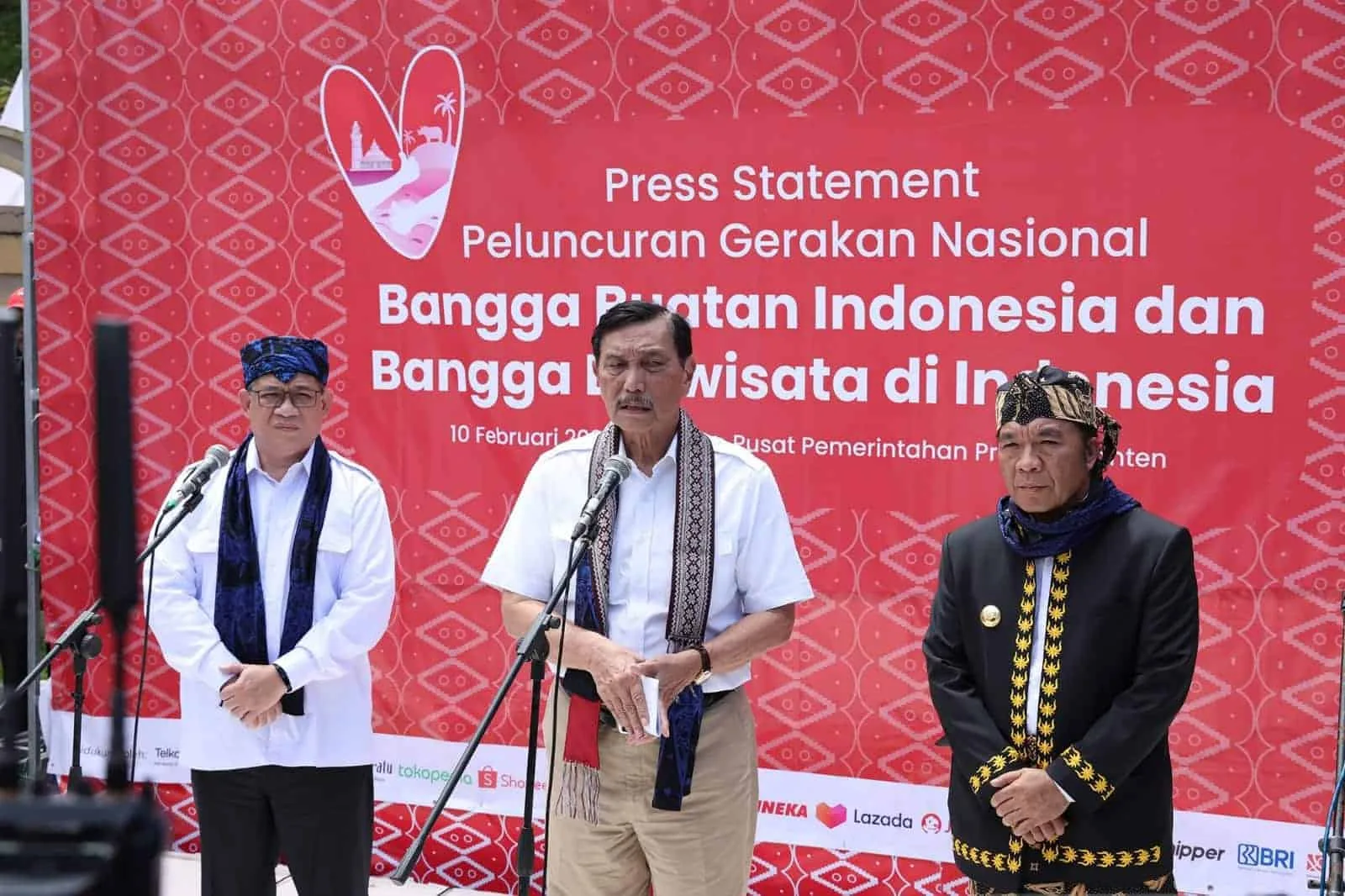 GERNAS BBI DAN BBWI–Menko Marves RI, Luhut Binsar Pandjaitan, membuka acara Peluncuran (Kick Off) Gerakan Nasional Bangga Buatan Indonesia dan Berwisata di Indonesia (Gernas BBI dan BBWI) tahun 2023, di Halaman Masjid Raya Al Bantani, KP3B, Curug, Kota Serang, Jumat (10/2/2023) lalu. (LUTHFI/SATELITNEWS.COM)