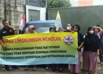 Dinilai Tak Bekontribusi ke Lingkungan, Warga Protes dan Tutup Akses ke Gudang Popok