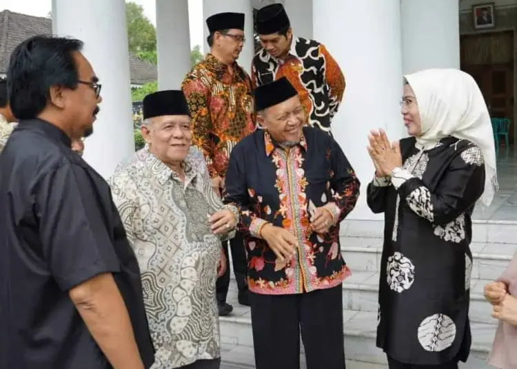 SILATURAHMI–Bupati Serang Ratu Tatu Chasanah, menerima silaturahmi Pengurus Wilayah Muhammadiyah Provinsi Banten. Pada kesempatan tersebut, Bupati Tatu berharap sinergi Pemkab Serang dengan Muhammadiyah semakin kuat, terutama dalam program pendidikan. (ISTIMEWA)