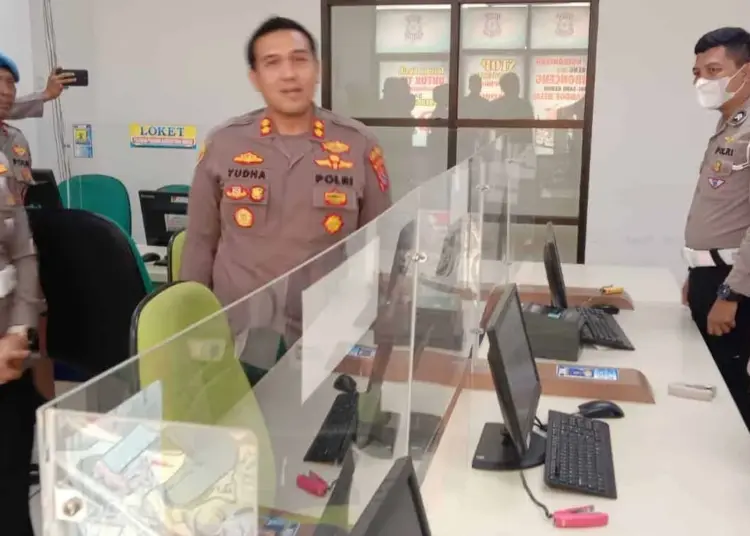 SIDAK PELAYANAN–Kapolres Serang AKBP Yudha Satria, didampingi Kasat Lantas AKP Tiwi Afrina, Kabagren Kompol Resmini, Kasiwas Iptu Basyarudin, serta Kasi Propam Ipda Paruhuman Rangkuti, sidak pelayanan di Mapolres, Rabu (22/2/2023). (ISTIMEWA)