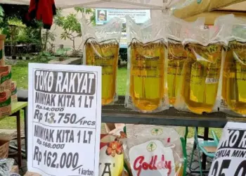 Ada Bazar Murah, Warga Karang Tengah Hujan-hujanan Berburu Minyakita