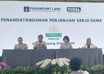 KERJASAMA: Penandatanganan nota penunjukkan PT TOTAL BANGUN PERSADA Tbk sebagai kontraktor utama dilakukan oleh M. Nawawi, Presiden Direktur Paramount Land didampingi oleh Norman Daulay, Direktur Paramount Land dan Janti Komadjaja selaku Presiden Direktur PT TOTAL BANGUN PERSADA Tbk, Kamis (16/3). (FAJAR ADITYA KUSUMA)