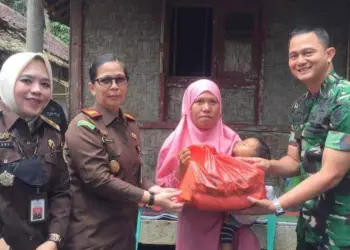 SALURKAN BANTUAN - Kajari bersama Dandim Pandeglang, sedang menyalurkan bantuan kepada korban stunting di wilayah Kecamatan Menes, Kamis (16/3/2023). (ISTIMEWA)