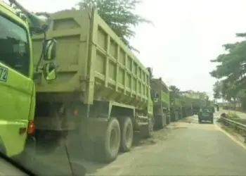 Kendaraan besar jenis truk tronton sumbu tiga, parkir sembarangan di jembatan dua Goyang Lidah, Pandeglang, beberapa waktu lalu. (ISTIMEWA)