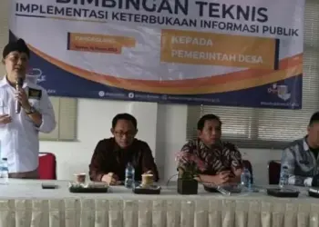 BIMTEK - KI Banten didampingi Kepala DPMPD Pandeglang, sedang memberikan Bimtek kepada para perangkat Desa, di Aula DPMPD Pandeglang, Kamis (16/3/2023). (ISTIMEWA)